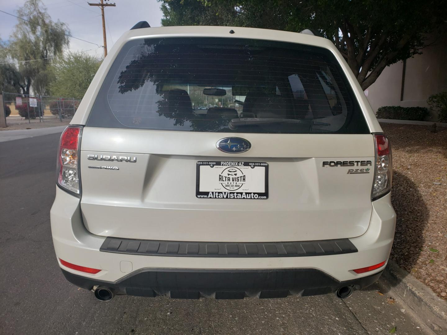 2010 WHITE /gray Subaru Forester (JF2SH6BC3AH) with an 2.4L L4 DOHC 16V engine, 5-Speed Automatic transmission, located at 323 E Dunlap Ave., Phoenix, AZ, 85020, (602) 331-9000, 33.567677, -112.069000 - 2010 Subaru Forester,......EXCELLENT condition,.... Ice Cold A/C, Gray interior with lite gray cloth seats in near perfect condition, New brakes, Tune up, Stereo/CD Player, Satellite compatible, This suv is gorgeous inside and out, Incredible gas mileage! Arizona title , Runs and Drives Excellent... - Photo#7